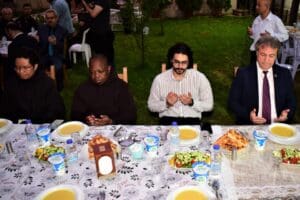 Her akşam iftar sofralarında Bornovalılarla bir araya Belediye Başkanı Dr.