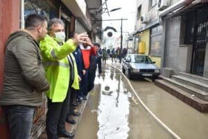 İzmir&rsquo;de etkili olan şiddetli yağış, kent genelinde hayatı olumsuz y&ouml;nde