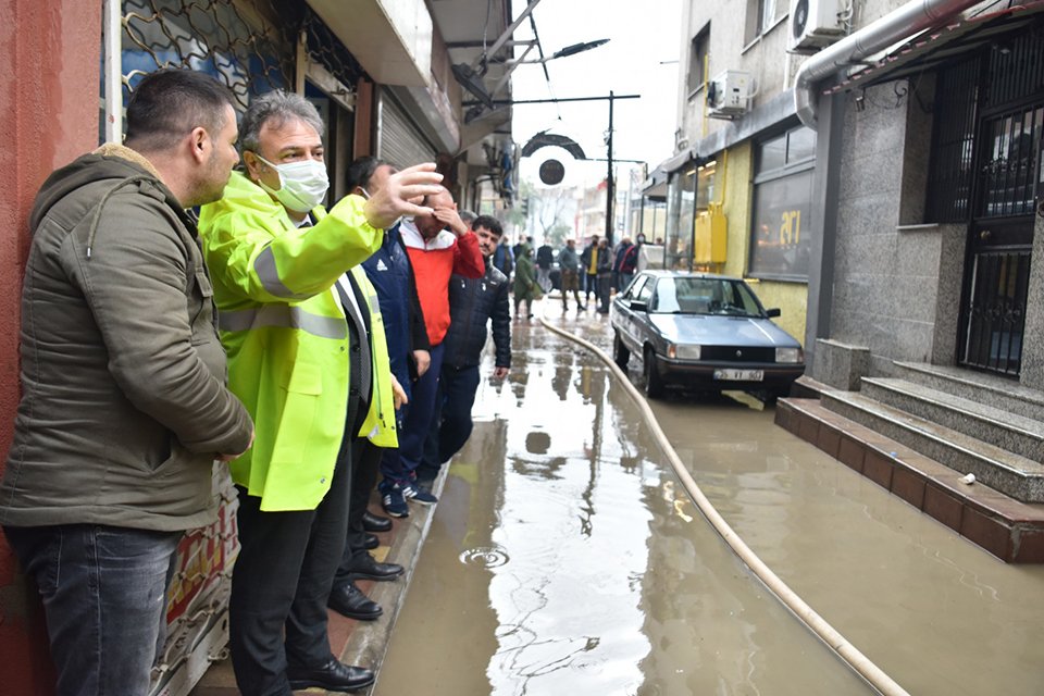İzmir’de etkili olan şiddetli yağış, kent genelinde hayatı olumsuz yönde
