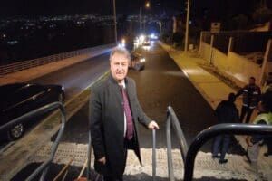 Kendi tesisinde &uuml;rettiği asfaltla il&ccedil;e genelindeki yol yenileme &ccedil;alışmalarını aralıksız