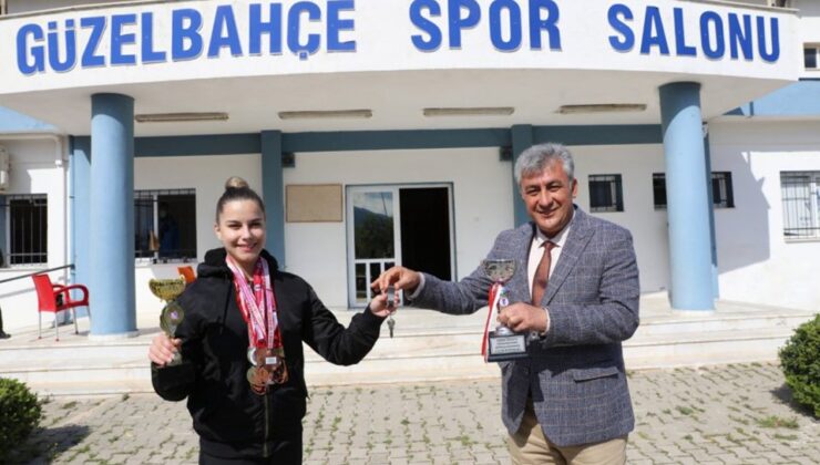 Başkan İnce  spor salonunun anahtarını şampiyona teslim etti