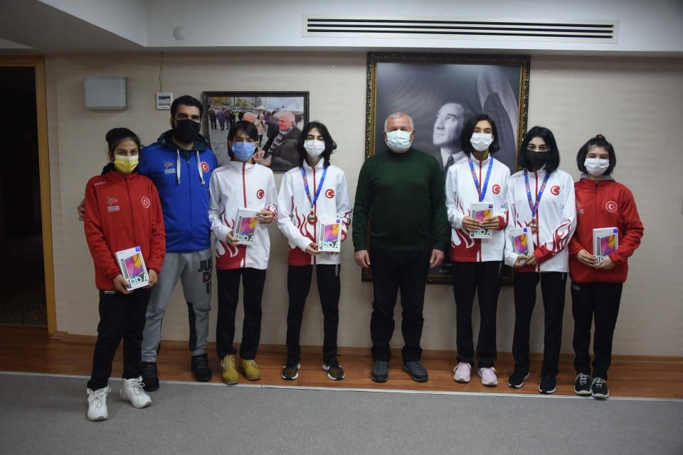 Kemalpaşa Belediye Başkanı Rıdvan Karakayalı, İstanbul'da ger&ccedil;ekleştirilen 8. Uluslararası T&uuml;rkiye