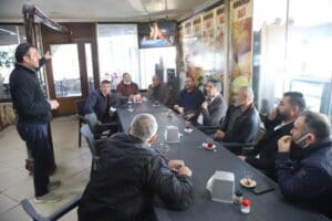 Menderes Belediye Başkanı Mustafa Kayalar, Menderes &Ccedil;evre Yolu&rsquo;nda bulunan esnafla