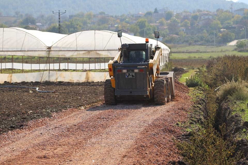 Menderes Belediyesi tarafından s&uuml;rd&uuml;r&uuml;len &ccedil;alışmalar kapsamında yeni &uuml;retici yolları il&ccedil;eye