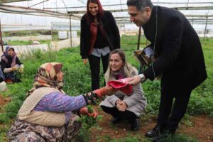 Menderes Belediye Başkanı Mustafa Kayalar, geçimini çiftçilikle sağlayan emektar kadınları
