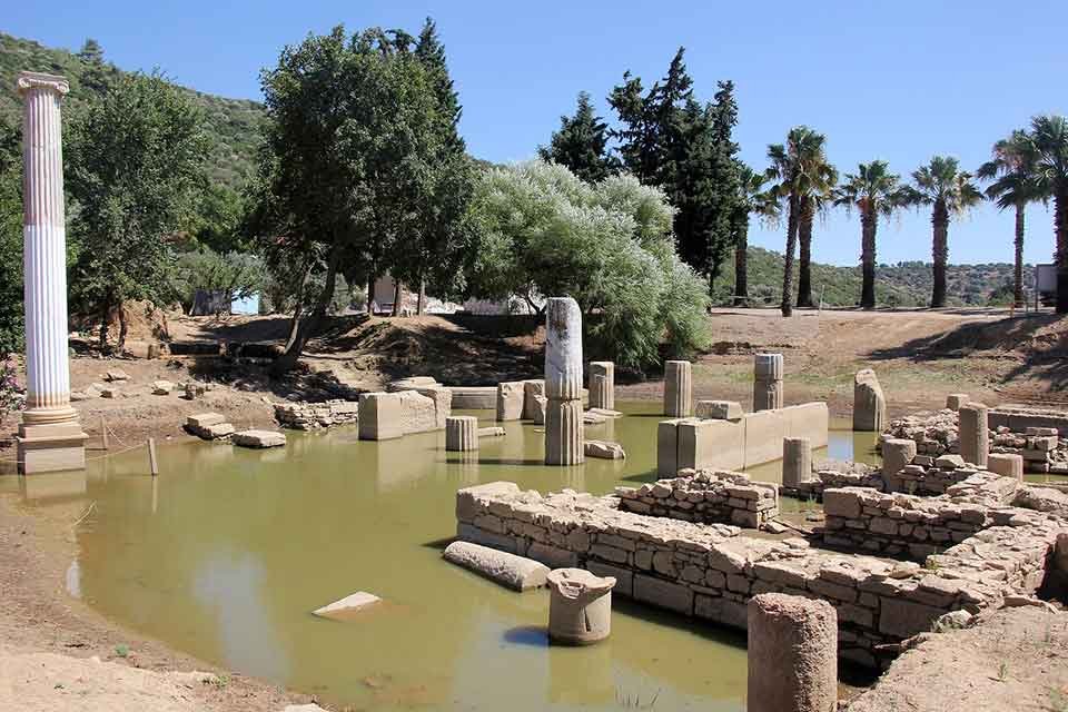 Dünyanın en eski kehanet merkezi Klaros Antik Kenti… Başkan Kayalar: 'Menderes kültür turizminin başkenti olacak' İzmir Menderes Belediye Başkanı Mustafa Kayalar, “İlçemizdeki birbirinden değerli antik