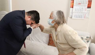 Başkan Kılıç 84 yaşındaki öğretmenin elini öptü