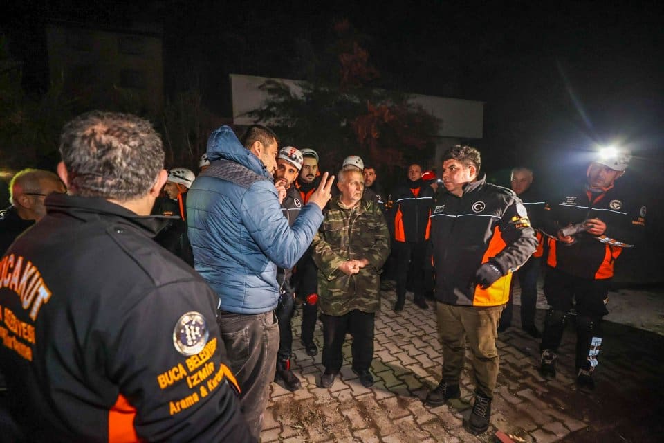 Buca Belediye Başkanı Erhan Kılı&ccedil; ve belediyenin arama kurtarma ekibi