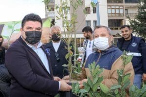 Kentteki yeşil varlığını artırmak i&ccedil;in projeler &uuml;reten Buca Belediye Başkanı