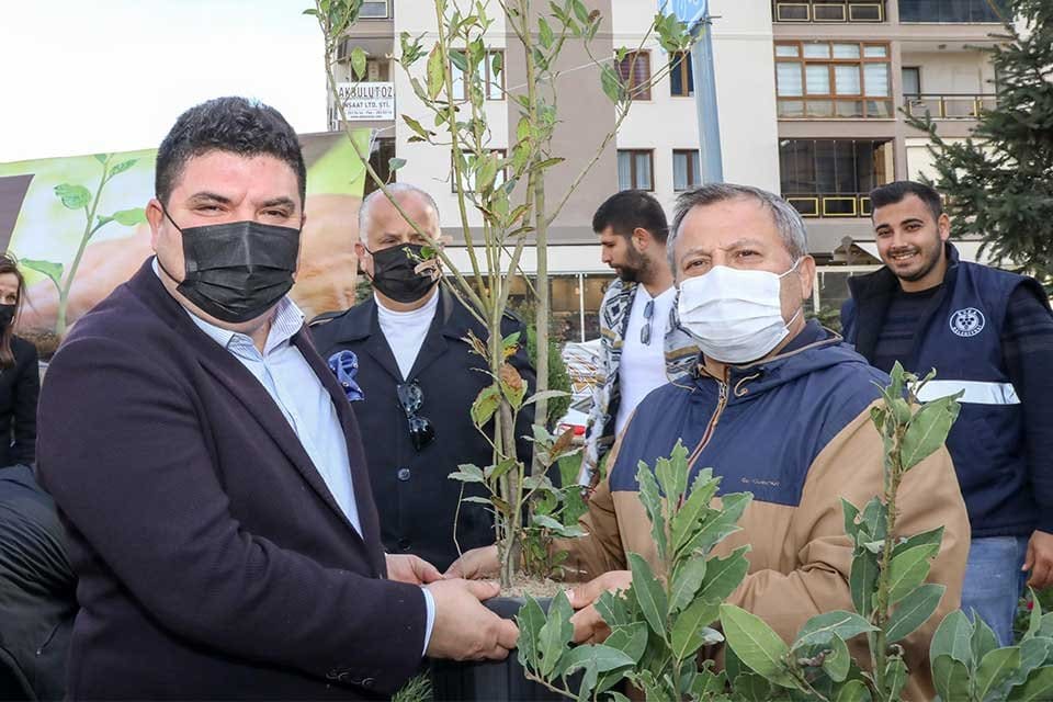 Kentteki yeşil varlığını artırmak i&ccedil;in projeler &uuml;reten Buca Belediye Başkanı