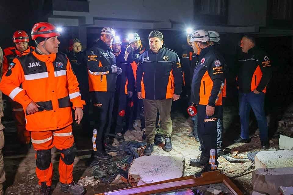 Buca Belediye Başkanı Erhan Kılı&ccedil; ve belediyenin arama kurtarma ekibi