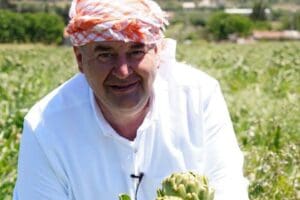 Pandemi nedeniyle sakız enginarının ellerinde kalacağını d&uuml;ş&uuml;nen &ccedil;ift&ccedil;ilerin yardımına &Ccedil;eşme