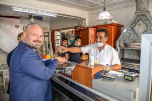 Menemen Belediye Başkanı Aydın Pehlivan, güne esnaf lokantasında çorba içerek