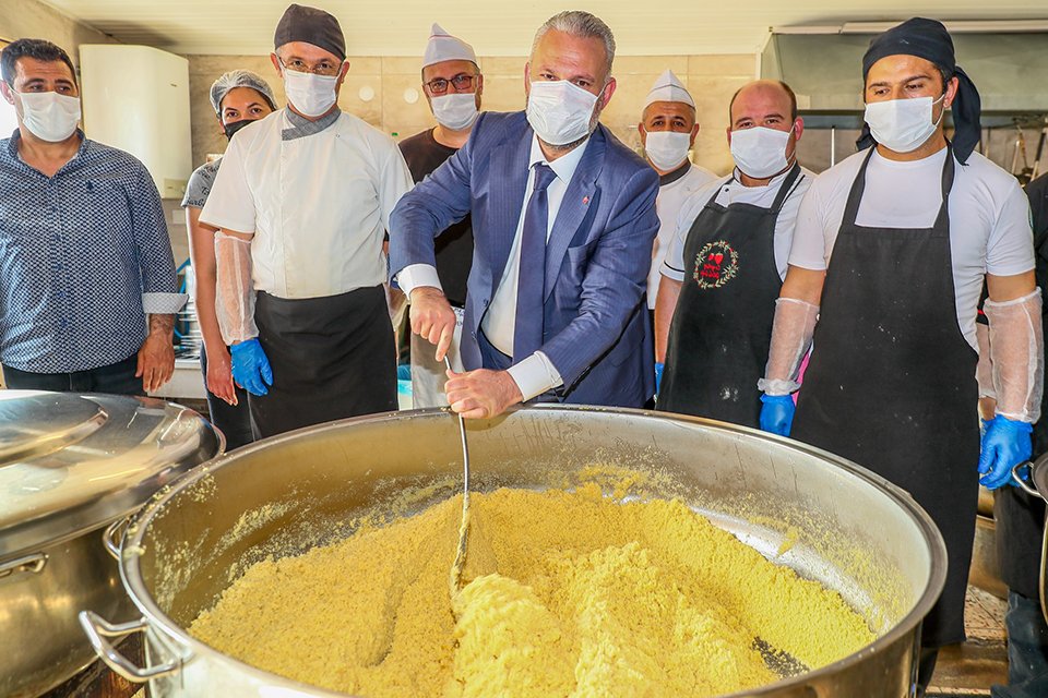 Menemen Belediye Başkanı Aydın Pehlivan, belediye aşevinde helva kavurdu, iftarlık