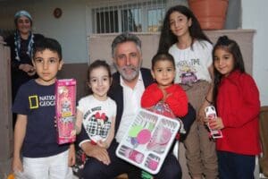 Bayraklı Belediye Başkanı Serdar Sandal, Emek Mahallesi&rsquo;nde y&uuml;r&uuml;t&uuml;len belediye &ccedil;alışmalarını