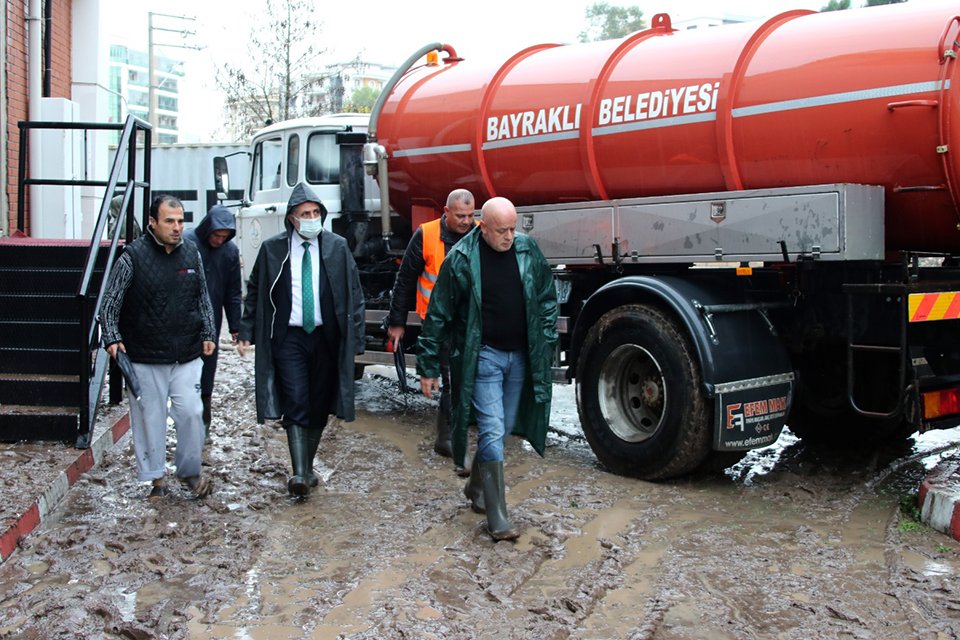 Bayraklı Belediye Başkanı Serdar Sandal, gece saatlerinde başlayan ve baskınlara