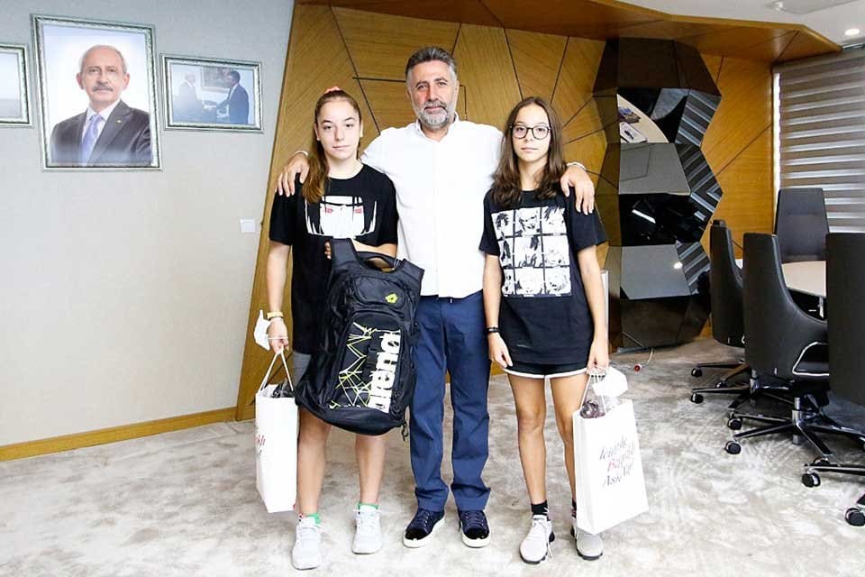 Bayraklılı gen&ccedil; y&uuml;zme sporcusu İlkim Karaali Gaziantep&rsquo;te d&uuml;zenlenen &ldquo;T&uuml;rkiye T&uuml;rkcell