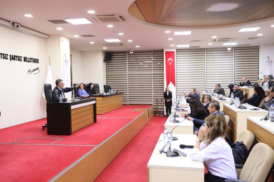 Bayraklı Belediye Başkanı Serdar Sandal; depremzedelerin konut ihtiyacını gidermek i&ccedil;in