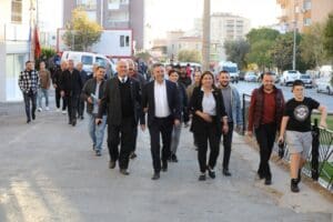Mahalle gezilerini s&uuml;rd&uuml;ren Bayraklı Belediye Başkanı Serdar Sandal, Postacılar&rsquo;da esnaf