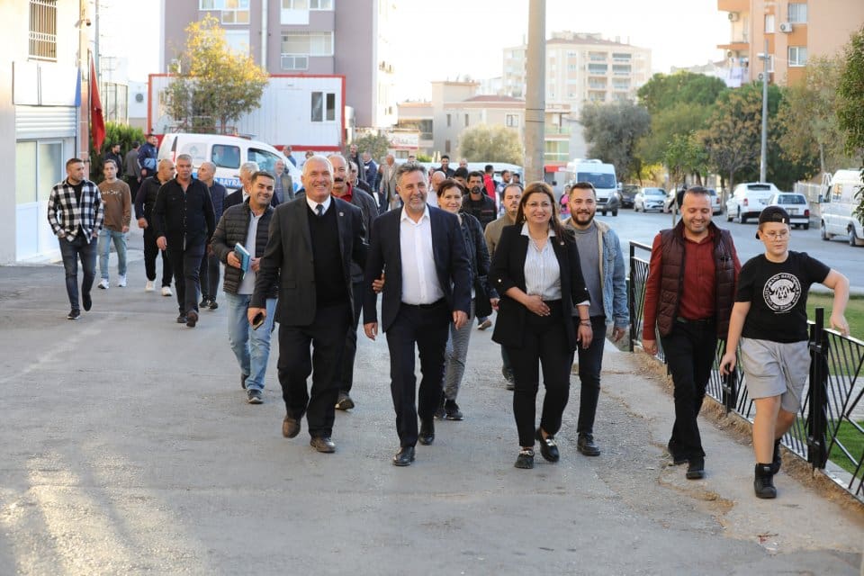 Mahalle gezilerini s&uuml;rd&uuml;ren Bayraklı Belediye Başkanı Serdar Sandal, Postacılar&rsquo;da esnaf