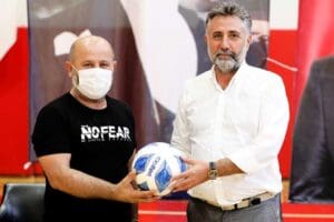 Bayraklı Belediye Başkanı Serdar Sandal, d&uuml;zenlenen t&ouml;rende Bayraklı'daki amat&ouml;r spor