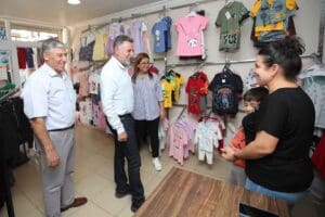 Bayraklı Belediye Başkanı Serdar Sandal, &Ccedil;i&ccedil;ek Mahallesi&rsquo;nde belediye &ccedil;alışmalarını yerinde