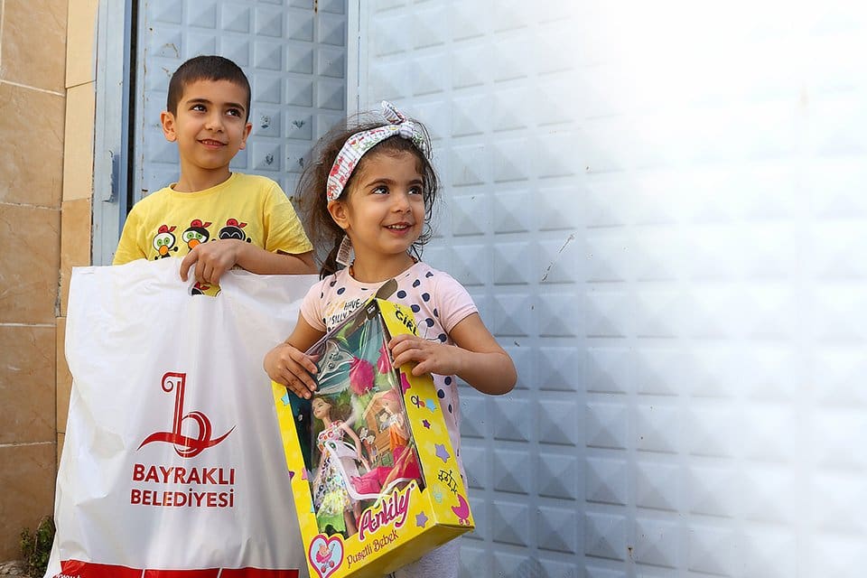 Bayraklı Belediye Başkanı Serdar Sandal, pandemi tedbirleri kapsamında evlerinde kalmak