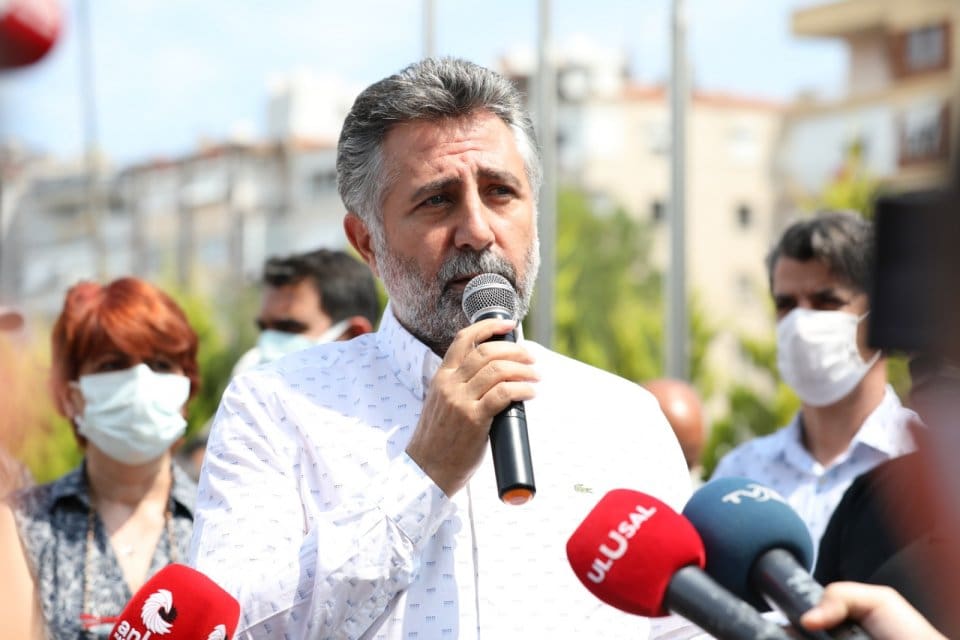Bayraklı Belediye Başkanı Serdar Sandal, İzmir Depremzedeleri Dayanışma Derneği (İZDEDA)