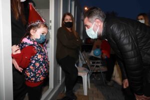 Bayraklı Belediye Başkanı Serdar Sandal, yılbaşı öncesi konteyner kenti gezerek