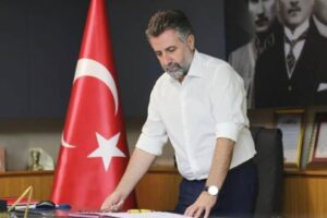 Bayraklı Belediye Başkanı Serdar Sandal, Ramazan Bayramı &ouml;ncesi t&uuml;m personelin