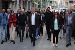 Mahalle gezilerini s&uuml;rd&uuml;ren Bayraklı Belediye Başkanı Serdar Sandal, Fuat Edip