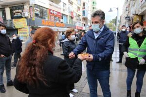 Bayraklı Belediye Başkanı Serdar Sandal, depremde hayatını kaybedenler anısına 10