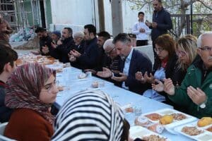 Bayraklı Belediye Başkanı Serdar Sandal, Kahramanmaraş merkezli depremden etkilenerek Bayraklı&rsquo;ya