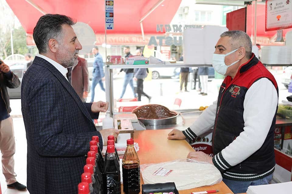 Bayraklı&rsquo;nın en işlek merkezlerinden Haşim İşcan Caddesi&rsquo;nde esnaf turu yapan