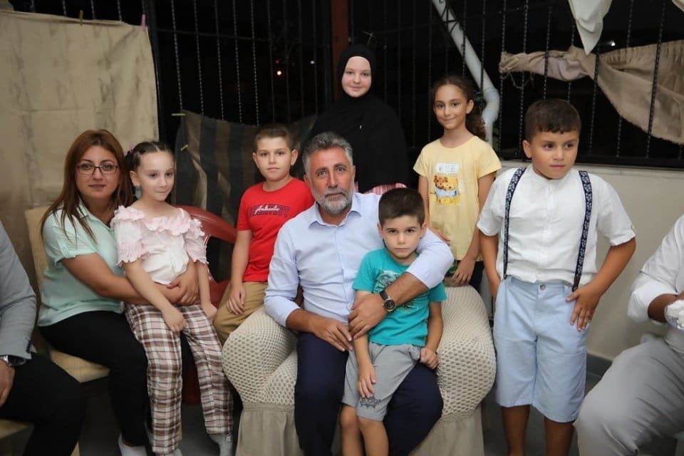 Bayraklı Belediye Başkanı Serdar Sandal, belediye &ccedil;alışmalarını yerinde inceleyerek vatandaşlarla