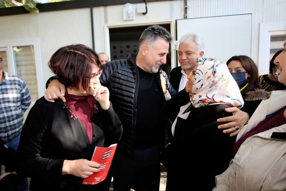 Bayraklı Belediye Başkanı Serdar Sandal, Cumartesi mesaisinde İzmir Depremzedeleri Dayanışma