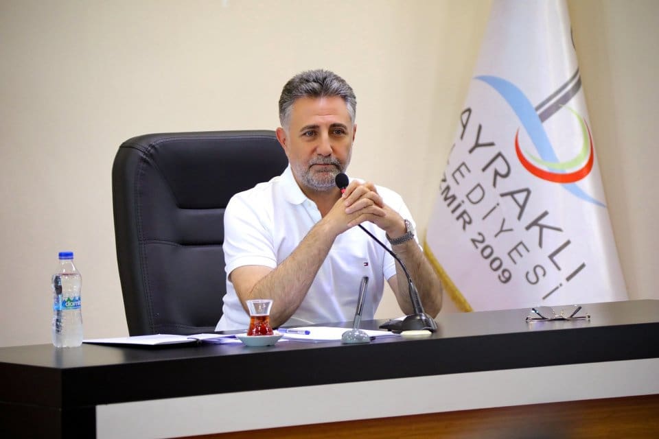 Bayraklı Belediye Başkanı Serdar Sandal, muhtarlarla bir araya geldiği toplantıda,