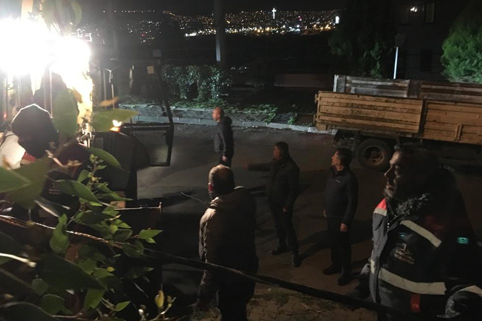 Bayraklı Belediyesi ekipleri, akşam saatlerinde İzmir genelinde etkili olan şiddetli