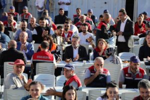 Bayraklı Belediye Başkanı Serdar Sandal, şantiye tesislerinde görev yapan beş