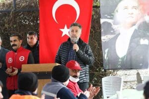 Bayraklı Belediye Başkanı Serdar Sandal, Temizlik İşleri M&uuml;d&uuml;rl&uuml;ğ&uuml; şantiyesinde iş&ccedil;ilerle