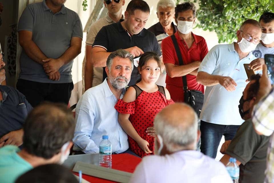 Bayraklı Belediye Başkanı Serdar Sandal, Adalet Mahallesi gezisi sırasında esnaf