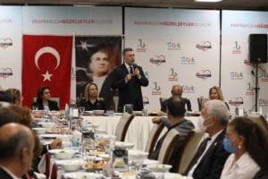 Bayraklı Belediye Başkan Serdar Sandal, Muhtarlar G&uuml;n&uuml; dolayısıyla Bayraklı&rsquo;daki muhtarlarla
