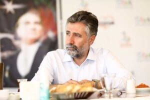 Bayraklı Belediye Başkanı Serdar Sandal, muhtarlarla bir araya geldi. Mahallelerde