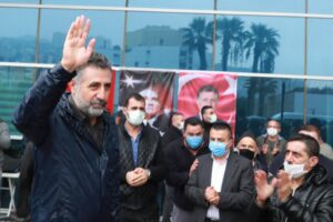 Bayraklı Belediye Başkanı Serdar Sandal, belediye personelinin yeni yılını kutladı.