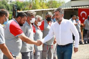 Bayraklı Belediye Başkanı Serdar Sandal, belediye personelinin bayramını kutladı. Ana