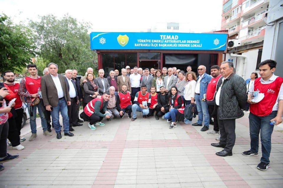 Yaklaşan genel se&ccedil;imler &ouml;ncesinde mahalle gezilerini s&uuml;rd&uuml;ren Bayraklı Belediye Başkanı