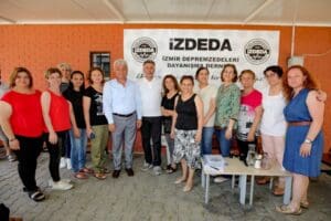 İzmir Depremzedeleri Dayanışma Derneği&rsquo;ni ziyareti sırasında konuşan Bayraklı Belediye Başkanı