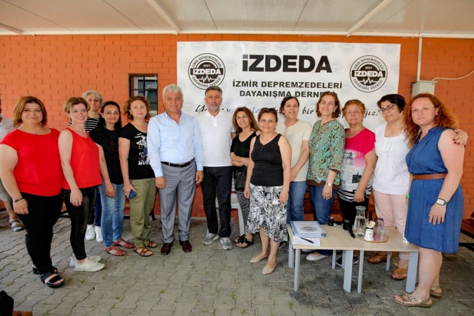 İzmir Depremzedeleri Dayanışma Derneği&rsquo;ni ziyareti sırasında konuşan Bayraklı Belediye Başkanı