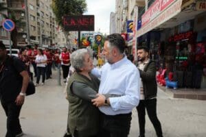 Bayraklı Belediye Başkanı Serdar Sandal, yaklaşan genel se&ccedil;imler &ouml;ncesi mahalle