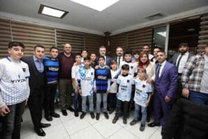 Bayraklı Belediye Başkanı Serdar Sandal, Nafiz G&uuml;rman Spor Kul&uuml;b&uuml;&rsquo;n&uuml;n dayanışma